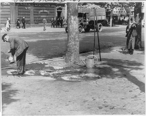 HistoricalFindings Fotoğraf: Paris, Fransa, 1939, Başka Bir Temizlikçi, Kaldırımı Temizleyen Adam, Sokak Temizleyicisi, Kovalar